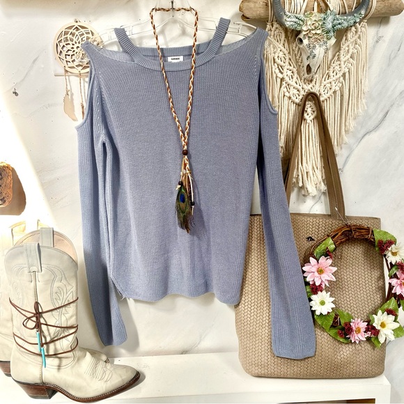 Trendy cold shoulder knit boho sweater w cottagecore shabby chic vibe - Picture 5 of 14